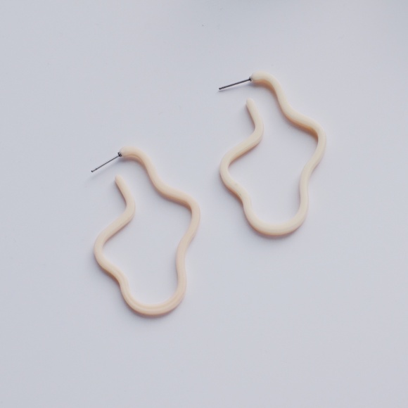 LAST Cream Irregular Shaped Hoop Earrings - Picture 7 of 8